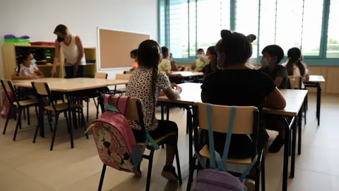 Una profesora junto con alumnos de Educaci&oacute;n Primaria.- Archivo.