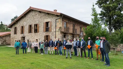 El consejero de Desarrollo Rural, Ganader&iacute;a, Pesca, Alimentaci&oacute;n y Medio Ambiente, Guillermo Blanco, asiste a la firma de contratos LEADER con el Grupo de Acci&oacute;n Local Campoo-Los Valles.