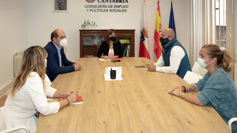 La Consejera De Empleo Y Pol&iacute;ticas Sociales, Ana Bel&eacute;n &Aacute;lvarez, Se Re&uacute;ne Con El Alcalde De Cartes, Agust&iacute;n Molleda.