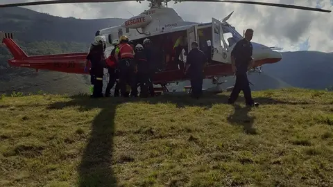Rescate en helic&oacute;ptero de la mujer herida al caerse en el pinar de San Sebasti&aacute;n de Garabandal