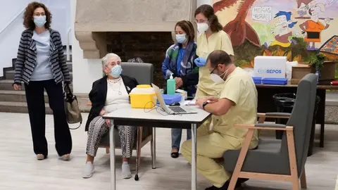 Nieves Cabo minutos antes de recibir la tercera dosis de Pfizer, o dosis 'extra', en la residencia Santiago Puerta del Camino, a 21 de septiembre de 2021, en Santiago de Compostela, A Coru&ntilde;a, Galicia (Espa&ntilde;a). 
