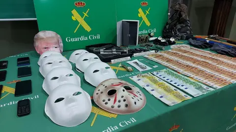 M&oacute;viles, caretas, dinero y herramientras sustra&iacute;das en la operaci&oacute;n 'Sanviton'.