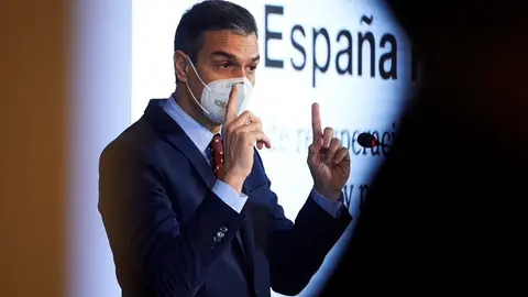 Archivo - El presidente del Gobierno, Pedro S&aacute;nchez, comparece en rueda de prensa en Cantabria