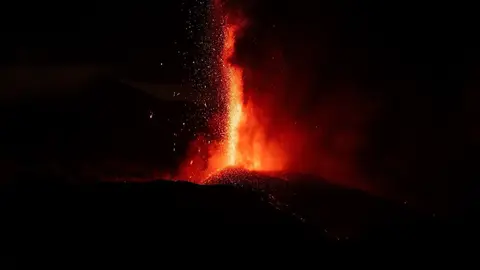 Una boca eruptiva expulsa lava y piroclastos en la zona de Cabeza de Vaca, 