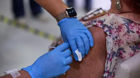 Una sanitaria vacuna a una mujer con la tercera dosis del Covid-19, en la Residencia de Mayores Vista Alegre, a 22 de septiembre de 2021, en Madrid, (Espa&ntilde;a).