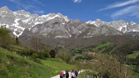 Archivo - Peregrinos en el Camino Lebaniego