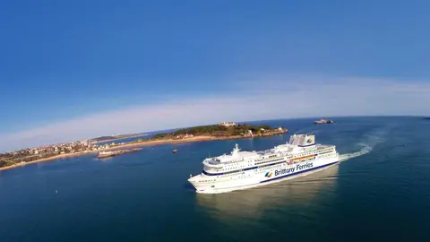 Un ferry entrando en Santander