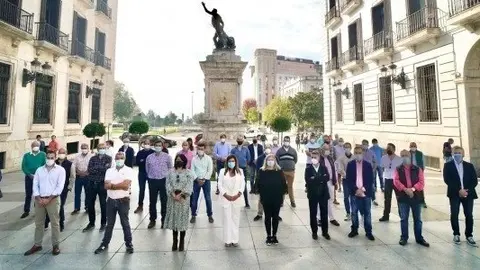 La presidenta del PP en Cantabria, Mar&iacute;a Jos&eacute; S&aacute;enz de Buruaga, junto a los alcaldes y concejales 'populares' de 53 municipios que registran un manifiesto contra la protecci&oacute;n del lobo en la Delegaci&oacute;n.