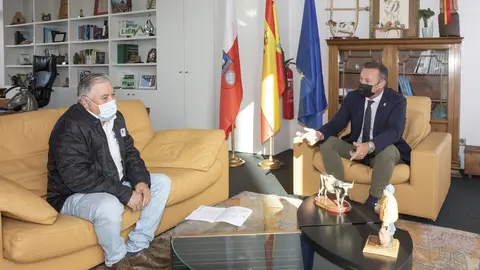 El consejero de Desarrollo Rural, Ganader&iacute;a, Pesca, Alimentaci&oacute;n y Medio Ambiente, Guillermo Blanco, recibe al alcalde de Ud&iacute;as, Fernando Fern&aacute;ndez.