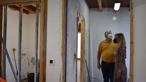 La alcaldesa de Pi&eacute;lagos Ver&oacute;nica Samperio, y el concejal de Obras, Antonio G&oacute;mez Mirones, visitan las obras de la casa de la maestra de Carand&iacute;a
