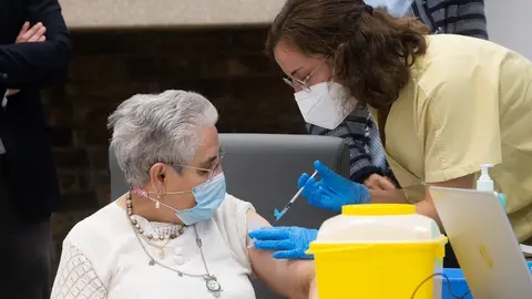 Nieves Cabo recibe la tercera dosis de Pfizer, o dosis 'extra', en la residencia Santiago Puerta del Camino, a 21 de septiembre de 2021, en Santiago de Compostela, A Coru&ntilde;a, Galicia (Espa&ntilde;a). 