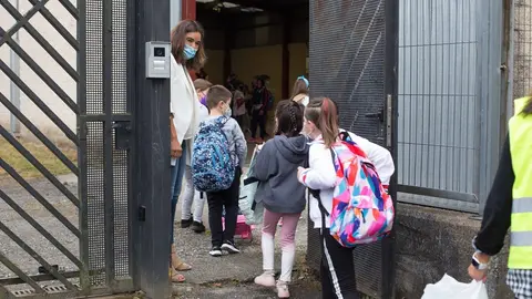 Varios ni&ntilde;os entran a un colegio  
