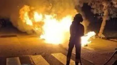 Bomberos de Santander sofocan de noche un incendio que afect&oacute; a cuatro contenedores