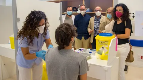 El consejero de Sanidad, en la vacunaci&oacute;n sin cita en el Hospital Tres Mares de Reinosa