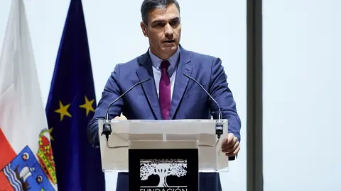 El presidente del Gobierno, Pedro S&aacute;nchez, interviene en la inauguraci&oacute;n de la jornada &lsquo;Di&aacute;logos sobre el Futuro del Trabajo&rsquo; en el Centro Bot&iacute;n, a 27 de septiembre de 2021, en Santander, Cantabria