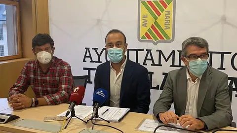 El alcalde de Torrelavega, Javier L&oacute;pez Estrada, y los concejales de Hacienda y de Fondos Europeos, Pedro P&eacute;rez Noriega y Bernardo Bustillo