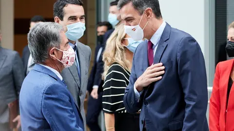 El presidente de Cantabria, Miguel &Aacute;ngel Revilla, junto al presidente del Ejecutivo central, Pedro S&aacute;nchez.