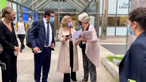 Los sindicatos TU y USO entregan un manifiesto a la ministra de Trabajo, Yolanda D&iacute;az.