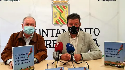 El concejal de Dinamizaci&oacute;n de Torrelavega, Jes&uacute;s S&aacute;nchez, presenta en rueda de prensa el libro 'Historia de la Joven C&aacute;mara de Torrelavega' junto a su autor, Pedro Arce.