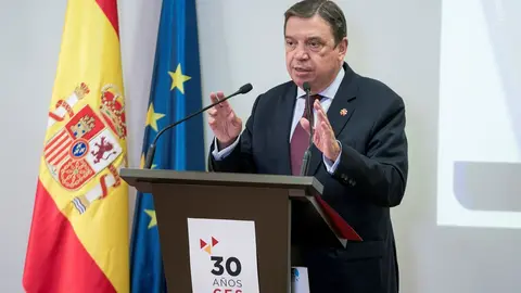 El ministro de  Agricultura, Pesca y Alimentaci&oacute;n, Luis Planas, interviene en la jornada de presentaci&oacute;n del informe 'Un medio rural vivo y sostenible' del Centro Econ&oacute;mico y Social (CES),  