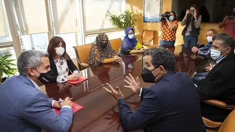 El vicepresidente y consejero de Universidades, Igualdad, Cultura y Deporte, Pablo Zuloaga, recibe a una delegaci&oacute;n saharaui encabezada por la ministra de Cooperaci&oacute;n, Fatma Mehdi.
NR
19 OCT 21