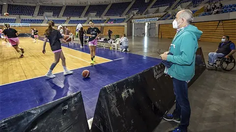 El consejero de Sanidad, Miguel Rodr&iacute;guez, asiste al partido de baloncesto solidario del Club Deportivo Elemental Basketball Hopes en beneficio de AMUCCAN (Asociaci&oacute;n de Mujeres con C&aacute;ncer de Mama de Cantabria).
