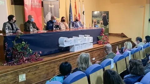 L&oacute;pez Marcano presentaci&oacute;n Camino Lebaniego Medieval a caballo