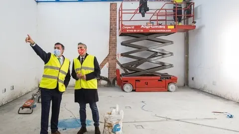 12:00 horas. Puerto de Santander (Delegaci&oacute;n especial zona franca). El vicepresidente y consejero de Universidades, Igualdad, Cultura y Deporte, Pablo Zuloaga, junto con el delegado especial del Estado en el Consorcio de la Zona Franca de Santander, Francisco Fern&aacute;ndez Ma&ntilde;anes, visita las obras para la creaci&oacute;n de espacio de almacenamiento de obras de arte y producciones art&iacute;sticas, y para el desarrollo de proyectos de emprendimiento para j&oacute;venes. 30 de noviembre de 2021 &copy; Ra&uacute;l Lucio