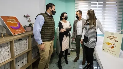 12:00 horas. Centro de Belleza Maite (C/ Isabel II, 20, Santander)

La directora general de Comercio, Eva Bartolom&eacute;, acompa&ntilde;ada del presidente de C&aacute;mara Cantabria, Modesto Pi&ntilde;eiro, pone en marcha los bonos de la campa&ntilde;a Comercio Circular.
30 de noviembre de 2021
Fotograf&iacute;a: Silvia Bouzo