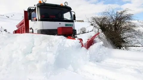 El consejero de Obras P&uacute;blicas y Vivienda, Jos&eacute; Mar&iacute;a Maz&oacute;n,  inspecciona las labores de apertura del puerto de La Sia en Soba cerrado por la nieve.
Nacho Romero &copy;
23 feb 05