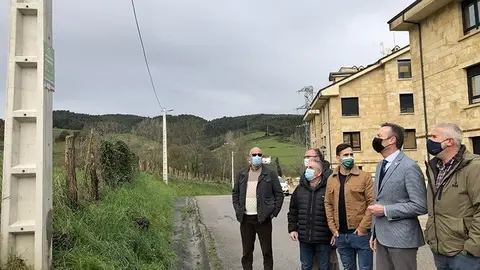 El consejero de Desarrollo Rural, Ganader&iacute;a, Pesca, Alimentaci&oacute;n y Medio Ambiente, Guillermo Blanco, visita las actuaciones de mejora de eficiencia energ&eacute;tica que su departamento ha realizado en Hazas de Cesto con fondos LEADER gestionados a trav&eacute;s del Grupo de Acci&oacute;n Local As&oacute;n-Ag&uuml;era-Trasmiera.