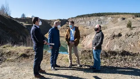 11:00 horas. Ayuntamiento de Valdeolea. El consejero de Industria, Turismo, Innovaci&oacute;n, Transporte y Comercio, Javier L&oacute;pez Marcano, visita la explotaci&oacute;n minera caducada &lsquo;Laura&rsquo; que ser&aacute; objeto de una restauraci&oacute;n ambiental, ubicada en Matarrepudio (Valdeolea). 22 de febrero de 2022 &copy; Ra&uacute;l Lucio