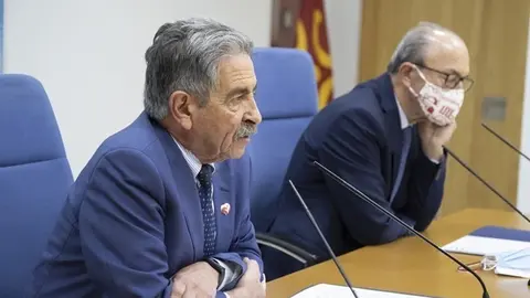 9:45 horas. Sala de Prensa del Gobierno de Cantabria
El presidente de Cantabria, Miguel &Aacute;ngel Revilla, y el consejero de Industria, Turismo, Innovaci&oacute;n, Transporte y Comercio, Javier L&oacute;pez Marcano, informan, en rueda de prensa, de la reuni&oacute;n con la vicepresidenta primera y ministra de Asuntos Econ&oacute;micos y Transformaci&oacute;n Digital, Nadia Calvi&ntilde;o. 
