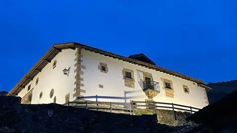 Casona de Tudanca. Cultura ha instalado sistema de iluminaci&oacute;n