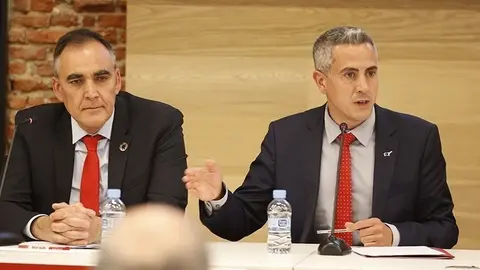 MADRID, 06/05/2022.- El vicepresidente y consejero de Universidades, Igualdad, Cultura y Deporte, Pablo Zuloaga (d), y el consejero de Sanidad, Ra&uacute;l Pesquera (i), asisten este viernes a la jornada de presentaci&oacute;n del M&aacute;ster en Direcci&oacute;n y Gesti&oacute;n de la Innovaci&oacute;n en Salud (MINDS). EFE/ Javier Lizon
