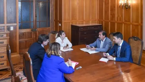 10:30 horas.  Palacio de La Magdalena en Santander 
La consejera de Empleo y Pol&iacute;ticas Sociales, Eugenia G&oacute;mez de Diego, acompa&ntilde;ada por el director general de Trabajo, Gustavo Garc&iacute;a, se re&uacute;ne con el director de Trabajo y Seguridad Social del Gobierno Vasco, Angel Lapuente, y con el director general de Empleo y Formaci&oacute;n del Gobierno Asturiano, Pedro Fern&aacute;ndez-Raigoso, en el marco del II Simposio de Higiene 
Fotograf&iacute;a:Carlos Segundo