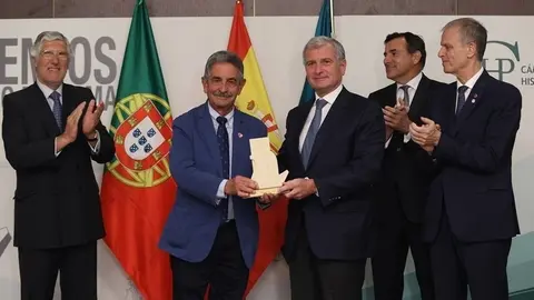  19:30 horas. Hotel Intercontinental, Madrid
El presidente de Cantabria, Miguel &Aacute;ngel Revilla, entrega a Bondalti el Premio Vasco da Gama a la Excelencia Empresarial Portuguesa 2022, concedido por la C&aacute;mara de Comercio Hispano-Portuguesa. 25 MAYO 2022 &copy; EFE