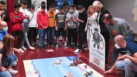 11:30 horas. Sal&oacute;n de actos del IES Jos&eacute; Mar&iacute;a Pereda
La consejera de Educaci&oacute;n, Marina Lomb&oacute;, asiste a la final del campeonato CantabRobots.
Fotograf&iacute;a:Carlos Segundo