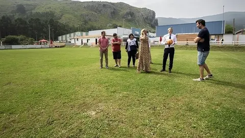 11:30 horas. Campo de f&uacute;tbol de Valleg&oacute;n. S&aacute;mano (Castro Urdiales)
El vicepresidente y consejero de Universidades, Igualdad, Cultura y Deporte, Pablo
Zuloaga, visita el campo de f&uacute;tbol de Valleg&oacute;n.
14 de junio de 2022
Fotograf&iacute;a: Silvia Bouzo