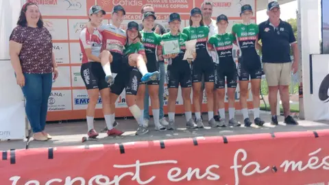 Lucía con equipo Junior en Podio