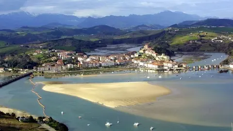 SAN VICENTE DE LA BARQUERA
BARRERAS ANTICONTAMINACION
VISTA AEREA
NACHO ROMERO &copy;
13 FEB 03