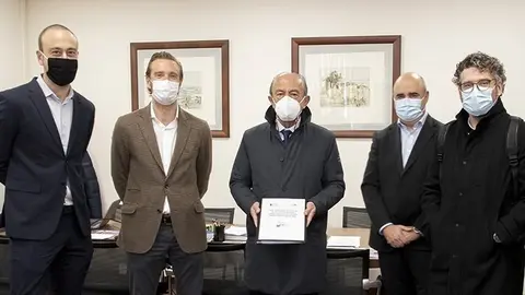 L&oacute;pez Marcano recibe el documento del Plan Coordinado del Transporte P&uacute;blico del Besaya