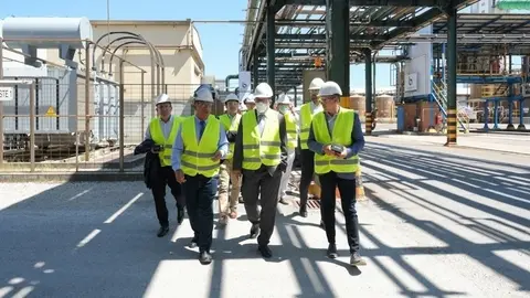 12:00 horas. Oficinas generales de Solvay. Barreda, Torrelavega. El vicepresidente y consejero de Universidades, Igualdad, Cultura y Deporte, Pablo Zuloaga, acompa&ntilde;a al secretario general de Industria y de la Peque&ntilde;a y Mediana Empresa del Ministerio de Industria, Turismo y Comercio, Ra&uacute;l Blanco, en la visita a la Empresa Bondalti. 12 de julio de 2022 &copy; Ra&uacute;l Lucio