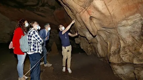 
El vicepresidente y consejero de Universidades, Igualdad, Cultura y Deporte, Pablo Zuloaga, visita la cueva del El Castillo, con motivo de la reapertura de las cuevas prehist&oacute;ricas tras la crisis sanitaria.
26 MAY 20