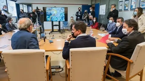 10:00 horas. Sala de reuniones de la empresa Teknia (pol&iacute;gono industrial Ampuero). Los consejeros de Obras P&uacute;blicas, Ordenaci&oacute;n del Territorio y Urbanismo, Jos&eacute; Luis Gochicoa, y de Industria, Turismo, Innovaci&oacute;n, Transporte y Comercio, Javier L&oacute;pez Marcano, asisten a la presentaci&oacute;n del proyecto para la prevenci&oacute;n de avenidas en Ampuero. 22 de marzo de 2022 &copy; Ra&uacute;l Lucio