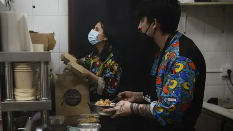 NOCHE FIN DE A&Ntilde;O 2021-2022:  Restaurante Arroutada, en el barrio de O Couto, de Ourense. Abri&oacute; al comienzo de la pandemia con la &uacute;nica oferta de comida para llevar a casa (no funciona como bar ni como restaurante con clientes en el locala). Para fin de a&ntilde;o atendi&oacute; pedidos hasta las 22, 30 horas con un men&uacute; que combin&oacute; platos tradionales, veganos, sin gluten y postres variados. Finalmente elabor&oacute; y entreg&oacute; en barra y a domicilio unos 170 platos listos para las cenas familiares de fin del a&ntilde;o 2021. Los chefs David (derecha) y Arian (especializada en platos veganos) junto con Nadia (izquierda) y Antonio, en la cocina.Ourense 31/12/2021