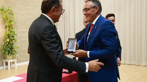 12:30 horas. Centro Penitenciario de C&oacute;rdoba
El consejero de Sanidad, Ra&uacute;l Pesquera, recibe la Medalla de Plata al M&eacute;rito Social Penitenciario, otorgada por el Ministerio del Interior a la Consejer&iacute;a de Sanidad.
23 de septiembre de 2022
Fotograf&iacute;a: Oficina de comunicaci&oacute;n