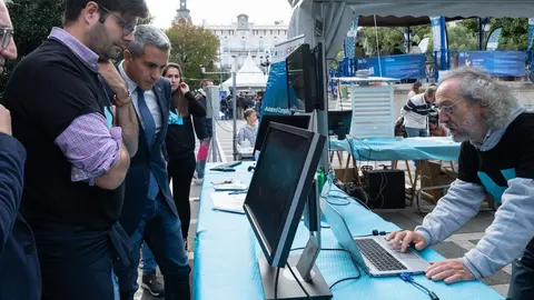 17:30 horas. Plaza de Pombo, Santander. El vicepresidente y consejero de Universidades, Igualdad, Cultura y Deporte, Pablo Zuloaga,  participa en la Noche Europea de los Investigadores. 30 de septiembre de 2022 &copy; Ra&uacute;l Lucio