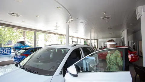Im&aacute;genes de concesionarios de coches y talleres de reparaci&oacute;n de Vitoria reabiertos en la Fase 1 de desescalada, tras el cierre temporal causado por la pandemia del coronavirus. Los locales han adoptado medidas para garantizar la seguridad de los trabajadores y clientes. Mec&aacute;nicos y vendedores atienden con mascarilla y otras medidas higi&eacute;nicas.