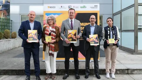 10:00 horas Sala de prensa del Gobierno de Cantabria. El consejero de Desarrollo Rural, Ganader&iacute;a, Pesca, Alimentaci&oacute;n y Medio Ambiente, Guillermo Blanco, presenta, en rueda de prensa, la campa&ntilde;a de concienciaci&oacute;n de reciclaje 'El mundo necesita un giro', junto al gerente de la zona norte de ECOEMBES, Fernando Bl&aacute;zquez. 4 de octubre de 2022 &copy; Ra&uacute;l Lucio